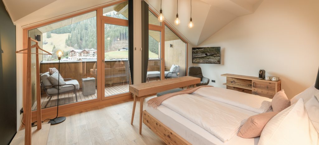 Zimmer im Hotel Bergzeit in Großarl mit komfortabler Ausstattung und Inklusivleistungen.