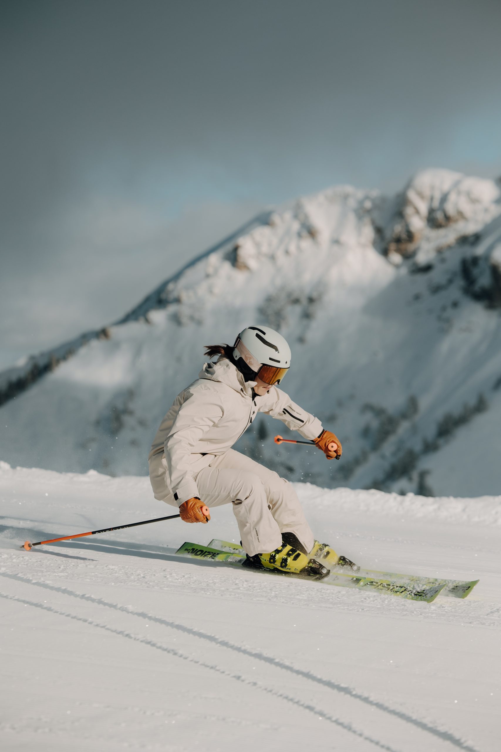 Skifahrerin auf Piste vor Bergpanorama in Großarl